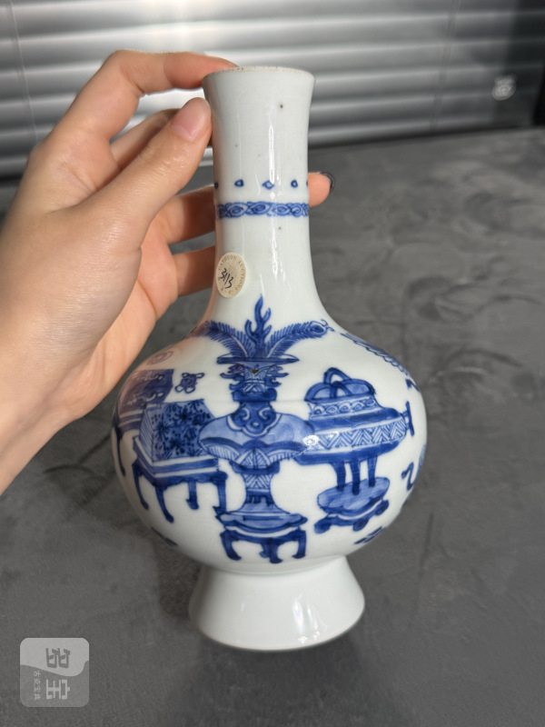 清康熙青花博古纹瓶 - 图3